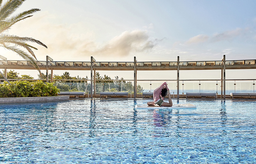 시원한 여름을 위한 물 위에서 하는 플로팅 요가도 업그레이드해 출시한다. 사진=제주신라호텔