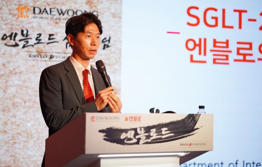 지난 3일 서울 중구 신라호텔에서 열린 엔블로정 출시 기념 심포지엄 엔블로드에서 서울의대 분당서울대학교병원 임수 교수가 발표하고 있다. 사진=대웅제약