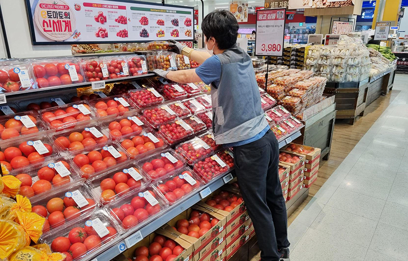 이마트는 토마토 농가 지원을 위해 할인행사를 진행한다. 사진=이마트