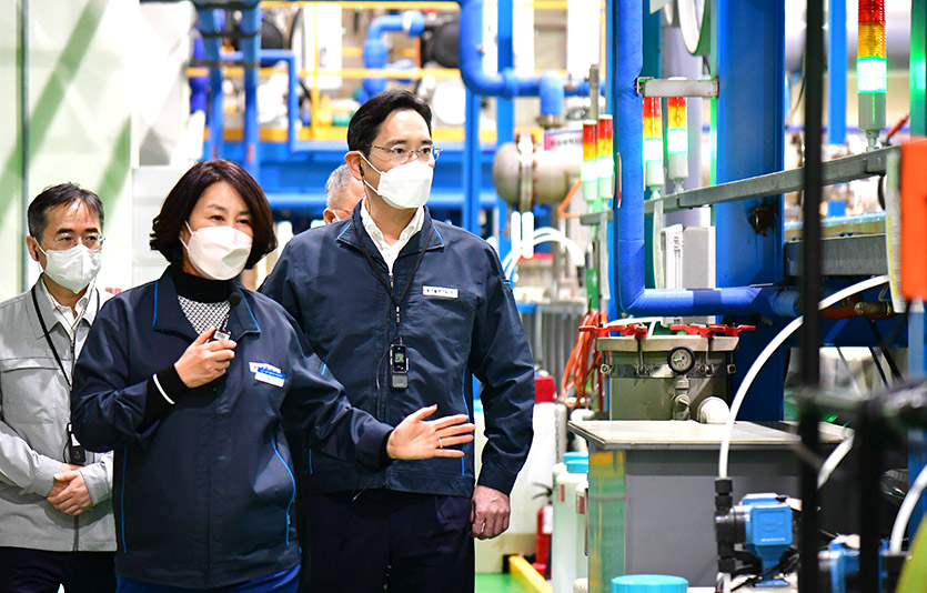 이재용 삼성전자 회장이 삼성전자로부터 스마트공장 구축 지원을 받은 부산 소재 도금기업 동아플레이팅을 방문해 제조 현장을 둘러보고 있다. 사진=삼성전자
