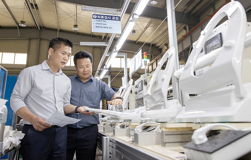 충청남도 아산에 위치한 비데 제조사 에이스라이프에서 직원이 비데 제품의 품질 상태를 점검하고 있다. 사진=삼성전자