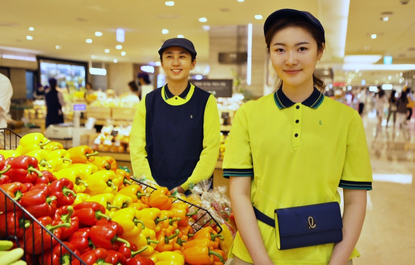 롯데백화점 하계 유니폼을 착용 중인 직원들. 사진=롯데백화점