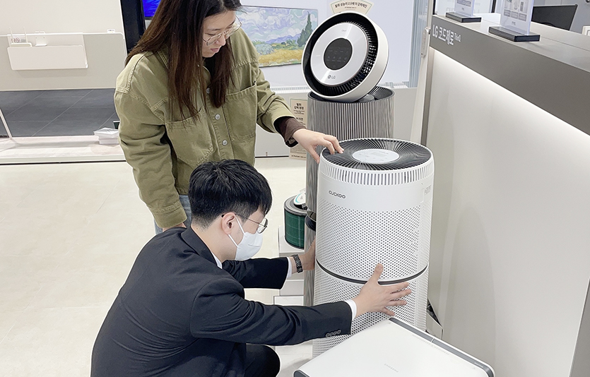 전자랜드는 계절에 맞춰 여러 성능을 갖춘 공기청정기를 판매하고 있다. 사진=전자랜드