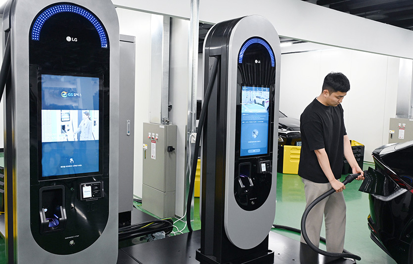 LG전자 연구원이 하이비차저 충전기로 전기차를 충전하는 모습을 시연하고 있다. 사진=LG전자  