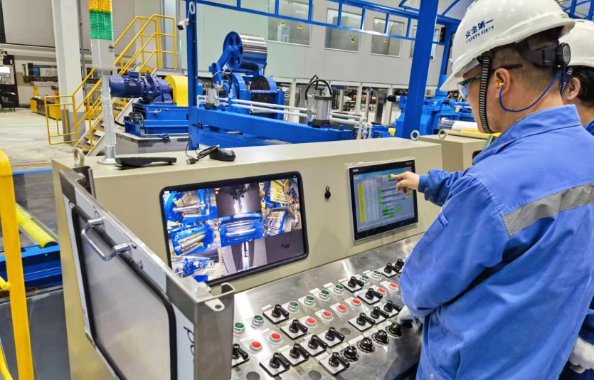 직원이 기가스틸 전문 슬리터를 가동하고 있다. 사진=포스코