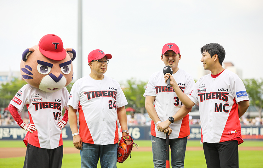 기아는 임직원 가족 초청 야구 경기 직관 이벤트를 마련했다. 시구, 시타 이벤트에 앞서 인터뷰하고 있는 임채복 기아 매니저(왼쪽 세번째). 사진=기아