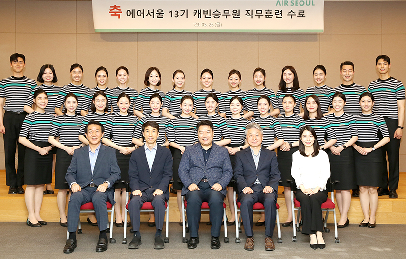 에어서울은 약 4년 만에 채용된 신입 승무원들이 지난달 30일 첫 비행을 시작했다. 사진=에어서울