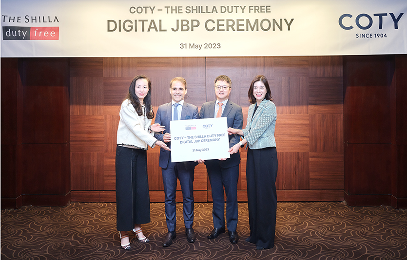 (왼쪽부터) 트레이시 첸 코티 부사장, 귈렘 수쉬 코티 수석 부사장, 김태호 호텔신라 TR부문장(부사장), 김보연 호텔신라 이커머스 팀장(상무). 사진=신라면세점