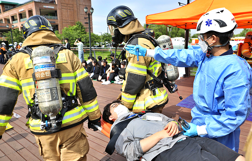 롯데프리미엄아울렛 파주점에서 긴급구조종합훈련을 실시하고 있다. 사진=롯데