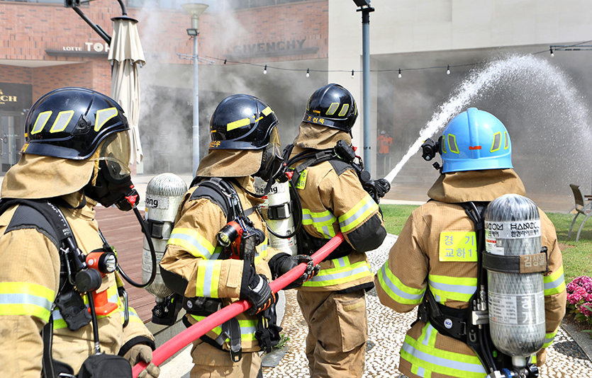 롯데프리미엄아울렛 파주점에서 긴급구조종합훈련을 실시하고 있다. 사진=롯데