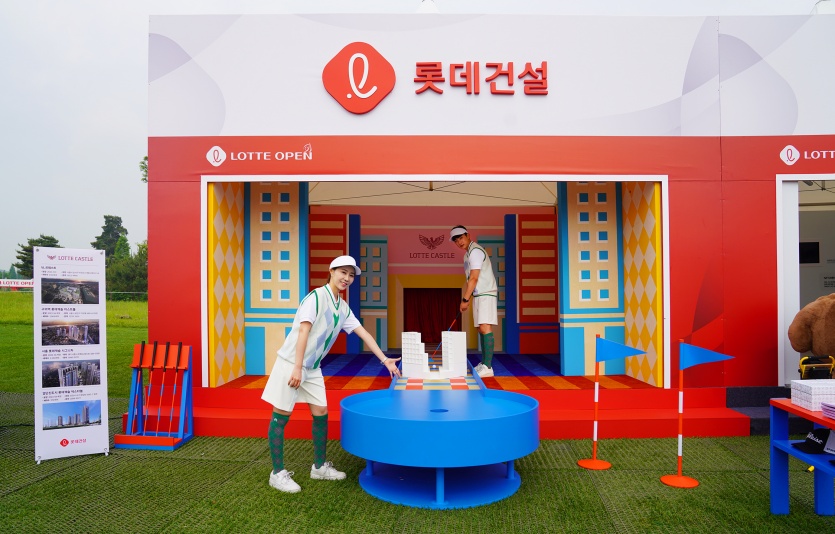 KLPGA 2023 롯데오픈 ‘롯데건설 부스’에서 모델들이 체험을 진행하고 있다. 사진=롯데건설