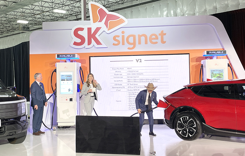 SK시그넷은 미국 공장 준공 행사에서 진행한 SK시그넷의 초급속 충전기 V2 제품의 시연 이벤트. 사진=SK시그넷