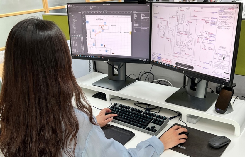 한 직원이 설계 프로그램을 활용해 도면작업을 하고 있다. 사진=현대엔지니어링