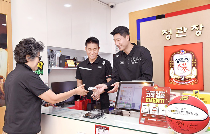 정관장 중앙로점 매장에서 (가운데 중간부터) KGC농구단 김상식 감독과 양희종 선수가 정관장 제품 구매대금을 결제하고 있다. 사진=KGC인삼공사