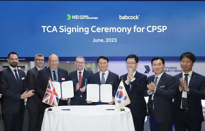 사진. 한영석 HD현대중공업 부회장(왼쪽부터 다섯번째)과 존 하위(John Howie, 왼쪽부터 세번째) 밥콕 최고기업업무 책임자 등이 기술협력합의서(TCA)에 서명한 후 기념촬영을 하고 있다. (1).jpg
