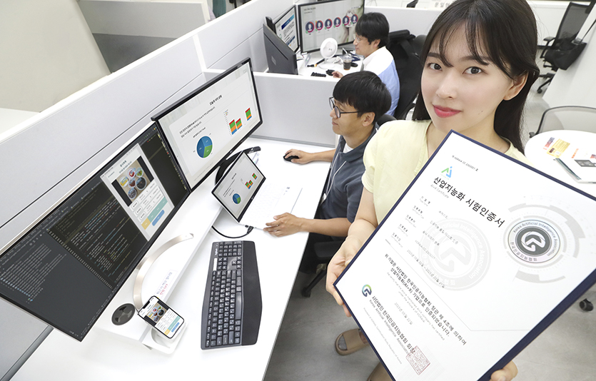 KT 직원이 ‘AI 푸드 태그’ 솔루션의 인증서를 들고 있다. 사진=KT