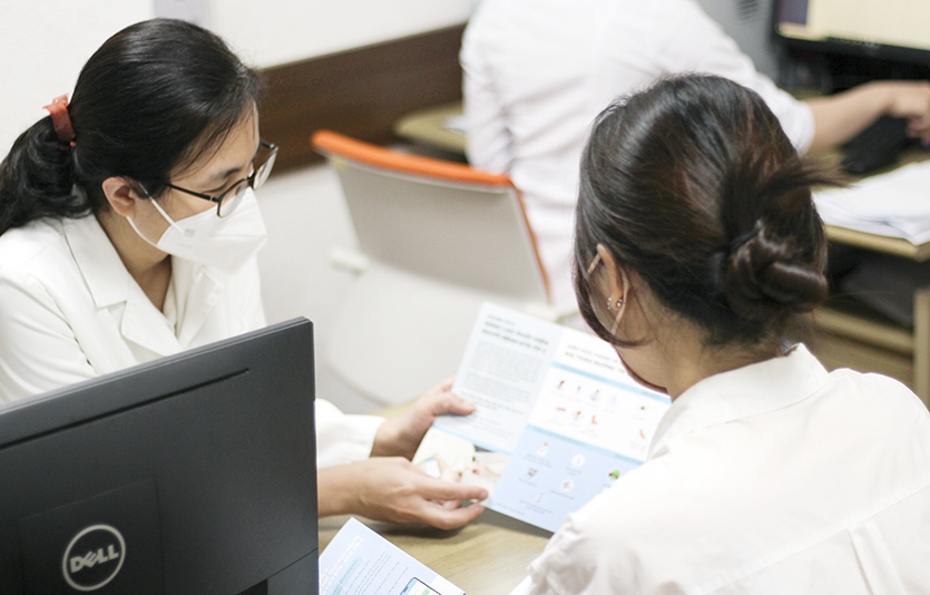 베트남 하노이의대병원에서 환자가 KT의 비대면 관리 서비스 앱 ‘닥터어라운드’를 설치하고 있다. 사진=KT