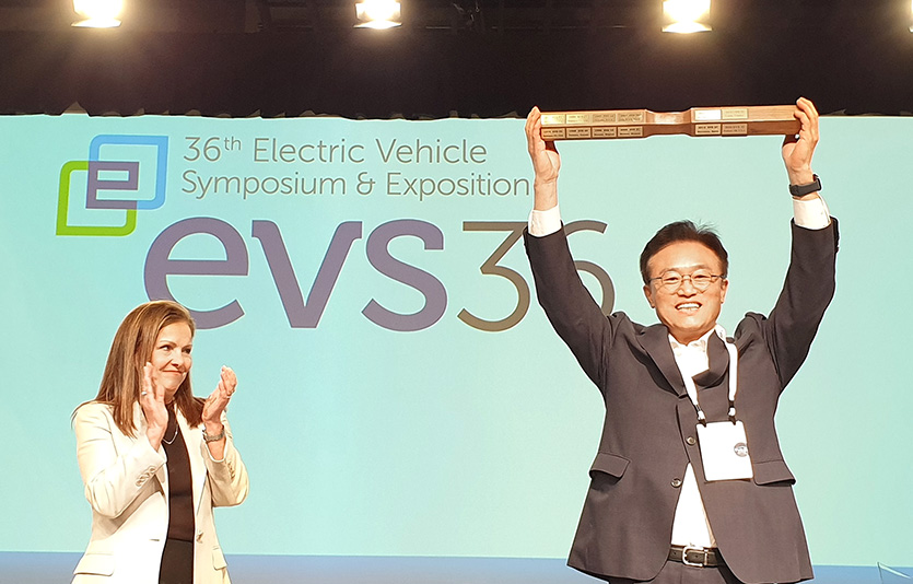 14일(현지시각) 미국 캘리포니아 새크라멘토에서 진행된 EVS36 폐막식에서 선우명호 EVS37 대회장이 Genevieve Cullen 북미전기자동차협회(EDTA) 회장(좌측)으로부터 대회 바통을 전달받아 들어올리고 있다. 사진=EVS37 사무국