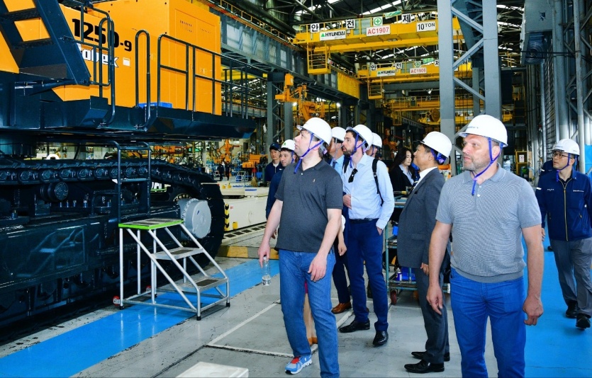 [사진설명1]: 우크라이나 인프라부, 철도공사 이사, 국제협력국장 등 정부기관 인사들이 13일 HD현대건설기계 울산캠퍼스를 둘러보고 있다. 사진=HD현대건설기계
