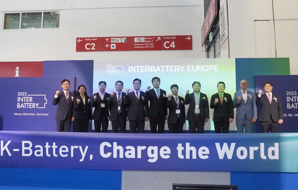 (왼쪽부터) 정순영 한국수출입은행 부행장, 조연주 한솔케미칼 부회장, 조한제 삼성SDI 상무 EU 법인장, 전춘우 코트라 중소중견기업본부장, 박태성 배터리협회 부회장, 고경석 주프랑크푸르트 대한민국영사관 총영사, 이동기 코엑스 사장, 성환두 LG에너지솔루션 전무, 김종우 LS일렉트릭 사장, Axel Weiand 원준 독일지사 부사장, 김명규 충청북도 경제부지사. 사진=코트라