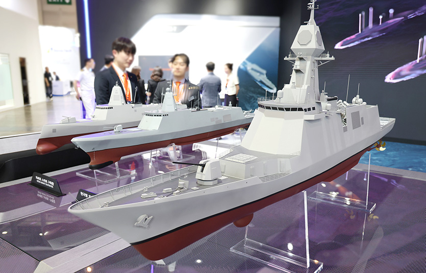 7일 부산 벡스코에서 열린 국제해양방위산업전(MADEX)에 한화오션의 울산급 호위함 모형이 전시되어 많은 관심을 끌었다. 사진=한화오션