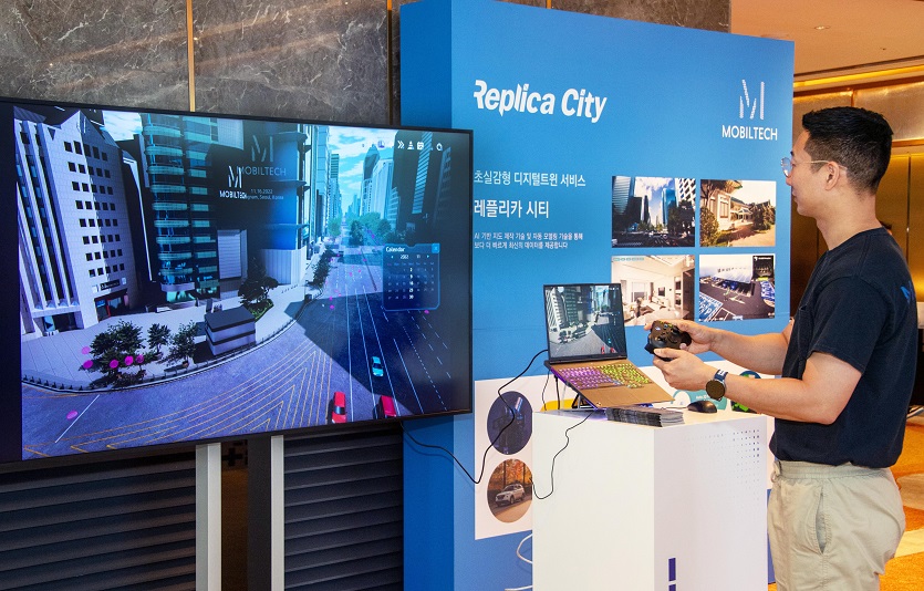 (사진 4) 디지털 트윈 기술을 보유한 모빌테크 관계자가 실감형 디지털 트윈 기술을 시연하는 모습.jpg