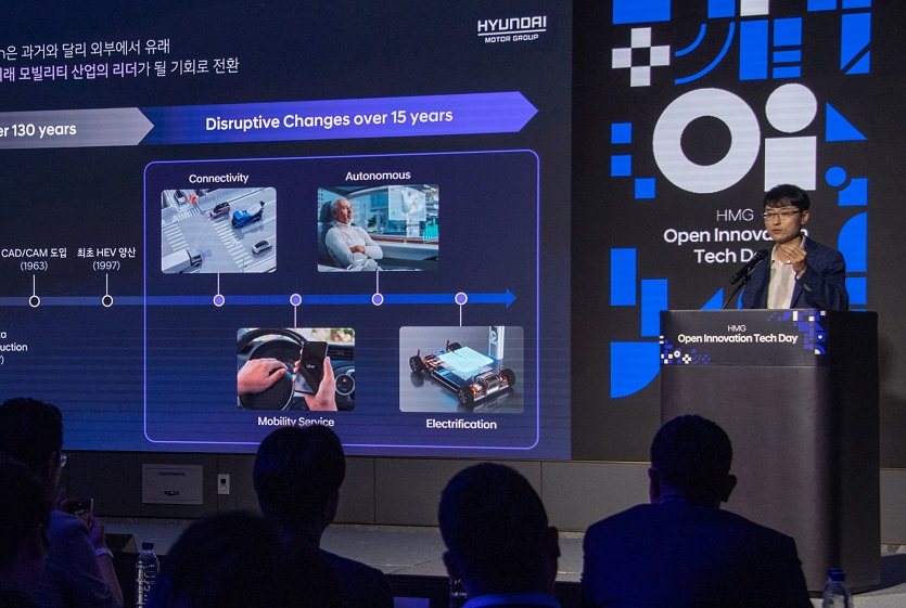 (사진 8) 현대차∙기아 오픈이노베이션추진실 황윤성 상무가 오픈이노베이션 방향성에 대해 설명하는 모습.jpg