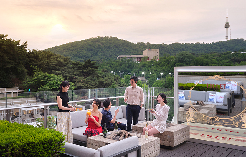 서울신라호텔은 야외 수영장 어번 아일랜드 루프탑을 야간 개장, 칵테일 프로모션을 진행한다. 사진=신라호텔