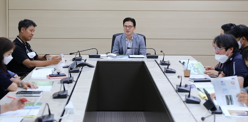 사진. 지난해 열린 ㈜골프존 ESG위원회에서 (가운데)최덕형 위원장과 위원들이 지속가능경영 강화 방안에 대해 논의하고 있다. (1).jpg