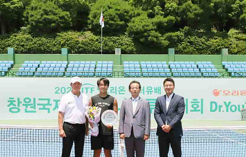 ‘2023 ITF 오리온 닥터유배 창원국제남자테니스투어대회’ 시상식에서 (왼쪽부터) 전영대 오리온 테니스단 단장, 신산희 단식 우승자, 신종철 경남테니스협회장, 이형택 오리온 테니스단 감독. 사진=오리온