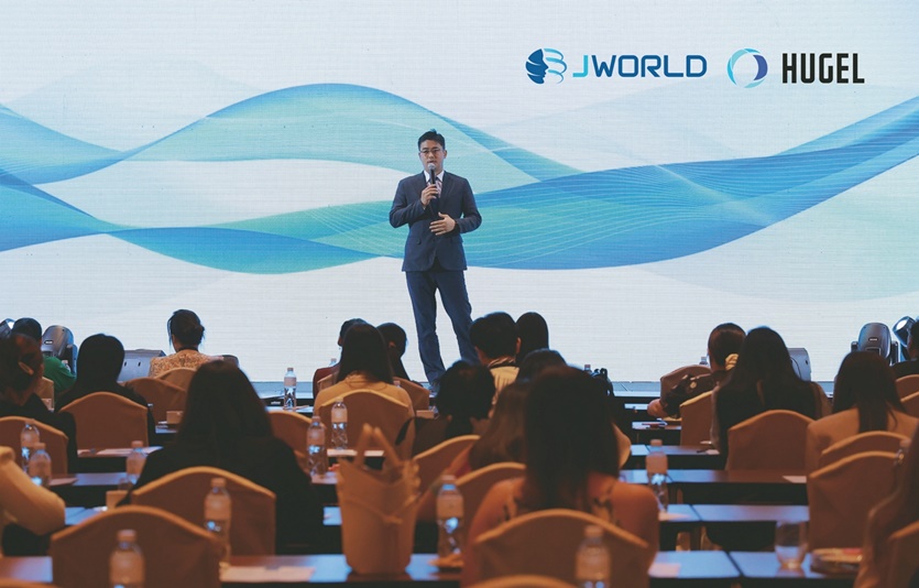 태국 풀만 호텔 스쿰빗에서 열린 ‘리셀비’ 브랜드 론칭 세미나에서 이황의 청담 NB의원 원장이 강연을 진행하고 있다. 사진=휴젤