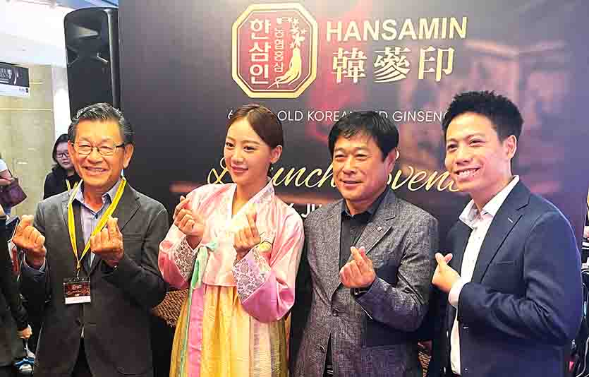 농협홍삼은 16일 싱가포르 다카시야마 백화점에서 한삼인 브랜드 론칭 행사를 개최했다. 박하완 농협홍삼 대표이사(왼쪽 3번째)를 비롯한 관계자들이 행사장에서 기념사진을 찍고 있다. 사진=농협홍삼