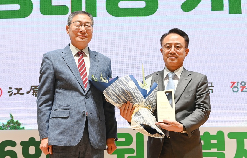 협약식에 참석한 관계자들이 기념사진을 찍고 있다. 사진=삼표시멘트