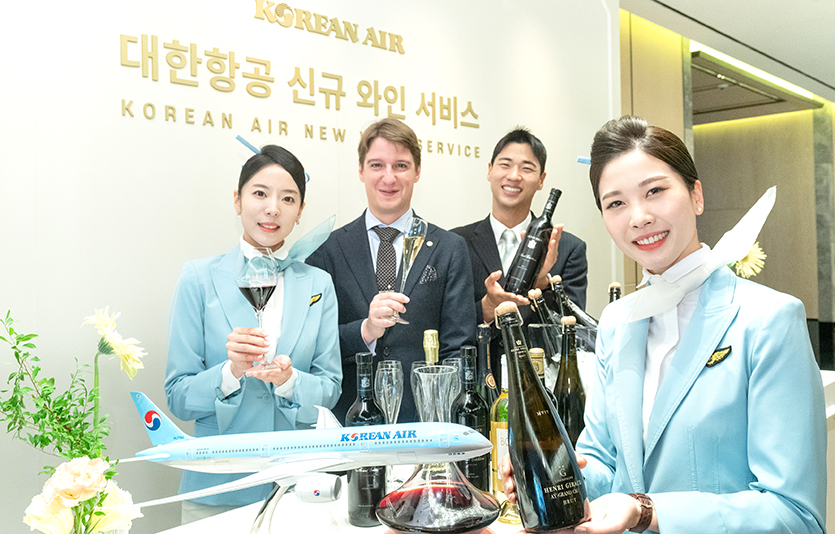 지난해 열린 신규 기내 와인 발표회에서 마크 알머트(왼쪽에서 두 번째)와 대한항공 객실 승무원들이 기념 촬영을 하는 모습. 사진=대한항공