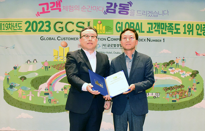 박성섭 티웨이항공 화물대외담당 상무(오른쪽)가 글로벌고객만족도 LCC부문 수상 기념 촬영을 하고 있다. 사진=티웨이항공