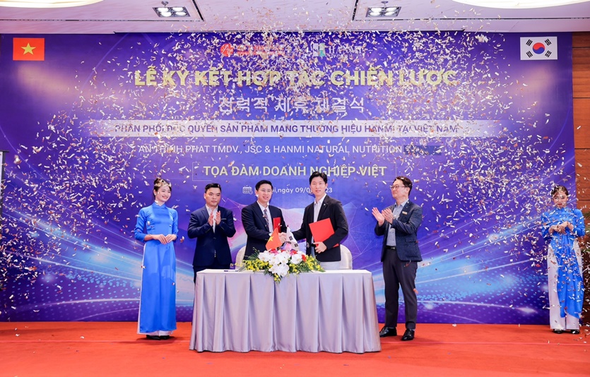 한미양행-안틴팟 전략적 제휴 체결식에서 한미양행 정원영 해외마케팅총괄(좌측에서 네번째)과 안틴팟 부이아잉뚜언 부사장(좌측에서 세번째)이 기념사진을 촬영하고 있다. 사진=안틴팟