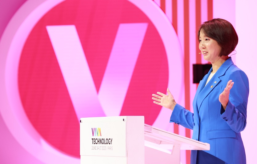 이영 중소벤처기업부 장관이 이달 14일(현지시간)프랑스 파리에서 열린 ‘VIVATECHNOLOGY 2023’오프닝 행사에서 기조연설을 하고 있다. 사진=중소벤처기업부