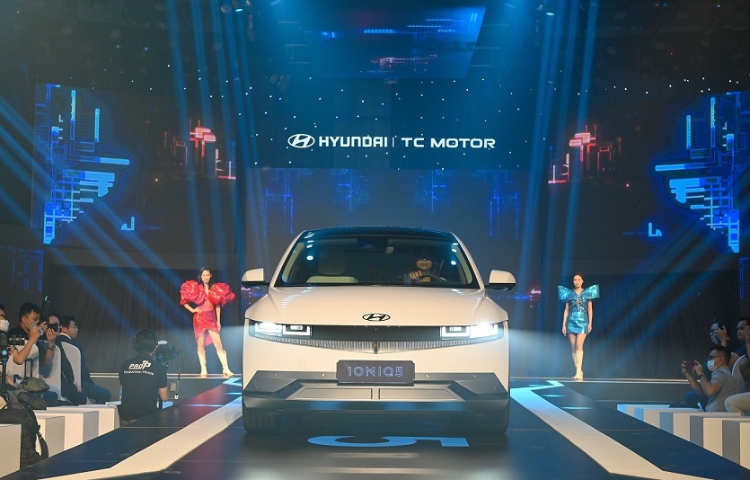 2022년 4월 베트남에서 아이오닉 5를 공개하는 모습.jpg