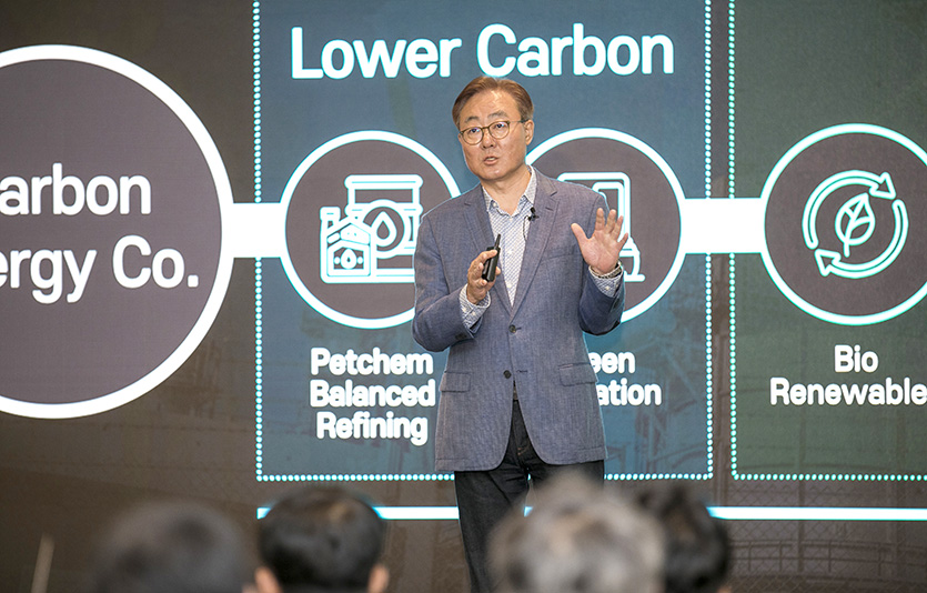 지난해 열린 ‘SK이노베이션 글로벌 포럼’ 기조연설에서 김준 SK이노베이션 부회장이 SK이노베이션의 그린 포트폴리오 구축 방향과 사업모델 혁신 의지를 소개하고 있다. 사진=SK이노베이션