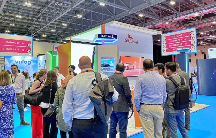 'MOVE London 2023'를 방문한 관람객들이 SK시그넷 충전기 제품을 살펴보고 있다. 사진=SK시그넷