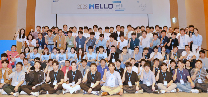 '2023 HELLO CL 워크숍'에 참가한 현대제철 임직원들이 단체 촬영하는 모습. 사진=현대제철