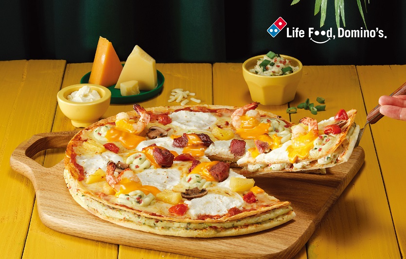 [도미노피자_이미지] 신제품 '치즈 크레이프 샌드 피자'.jpg