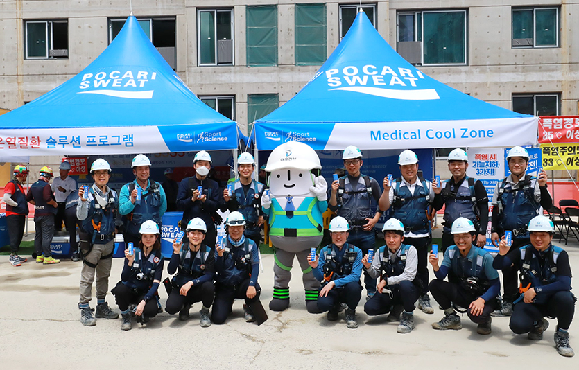 동아오츠카가 대우건설과 진행한 폭염 극복 캠페인 현장. 사진=동아오츠카
