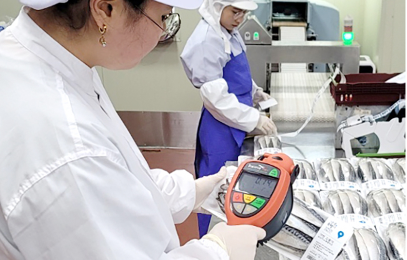 GS더프레시 수산가공센터(포장센터)에서 가공 포장 상품에 대해 방사능 검사를 진행하고 있다. 사진=GS더프레시