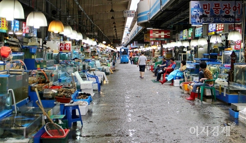 생선은 손질도 어렵거니와 대부분 비린내를 갖고 있고, 유통도 제한적이라 종전 HMR로는 적합하지 않았다. 서울 노량진수산시장(이전 전). 사진=김보람 기자