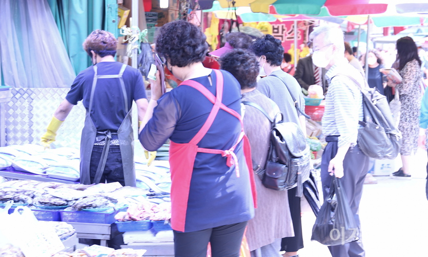 어식백세라. 모처럼 밀려드는 손님에 생선가게 아낙의 손길이 바쁘다. 다른 생선전도 상황은 비슷하다. 사진=정수남 기자<br>