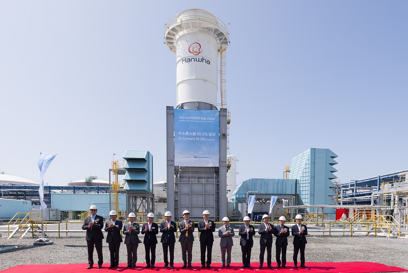 사진1_한화임팩트_대산 수소터빈발전 실증 현장 기념촬영.jpg