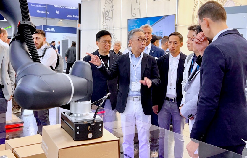 박지원 두산그룹 부회장(왼쪽에서 두 번째)이 한 전시부스 앞에서 회사 관계자들과 대화를 나누고 있다. 사진=두산그룹