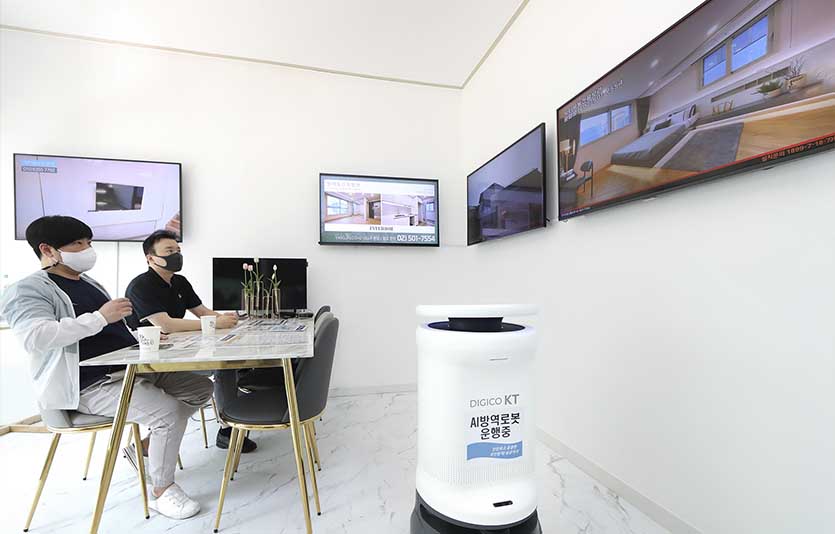 KT는 최신 방역기술과 인공지능(AI) 로봇을 결합한 서비스를 선보였다. 사진=KT