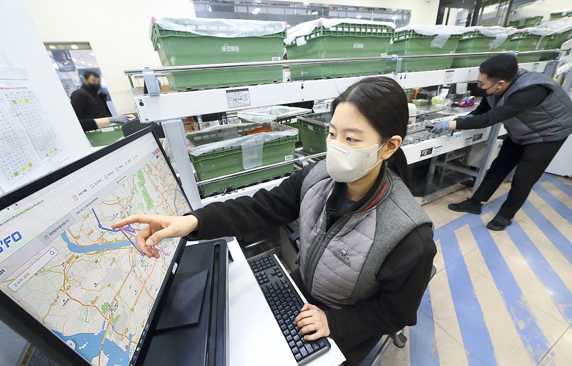 롯데온이 KT와 손잡고 물류 효율화를 위한 ‘인공지능 운송 플랫폼’을 도입한다. 사진=KT